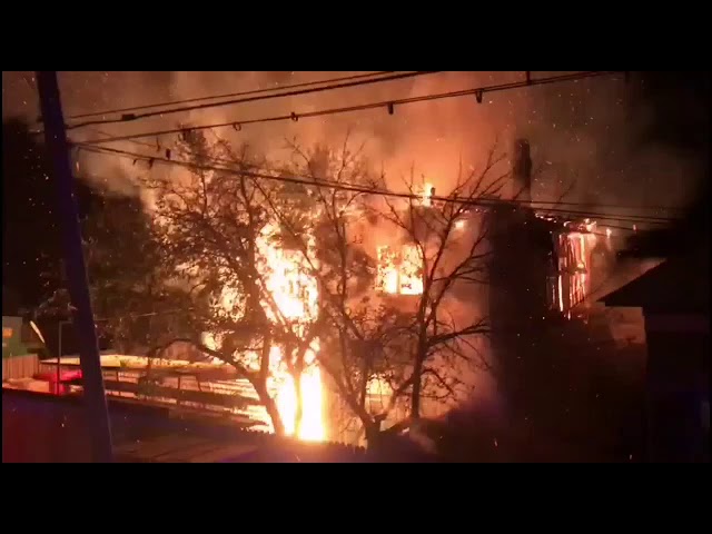 Incendiu puternic la o locuinţă din Piatra olt