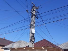 Un maramureșean și-a construit casa în jurul unui stâlp de electricitate