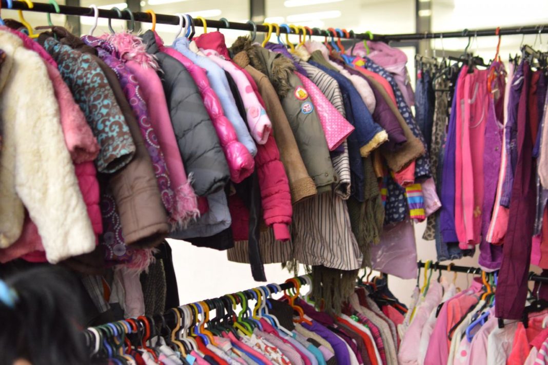 Zeci de produse de contrabandă, vândute în târgul de haine