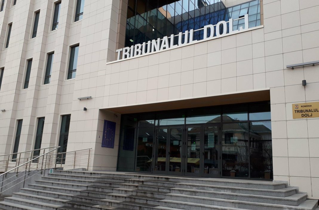 Judecătorii de la Tribunalul Dolj au hotărât să achite şase inculpaţi trimişi în judecată într-un dosar de corupţie.