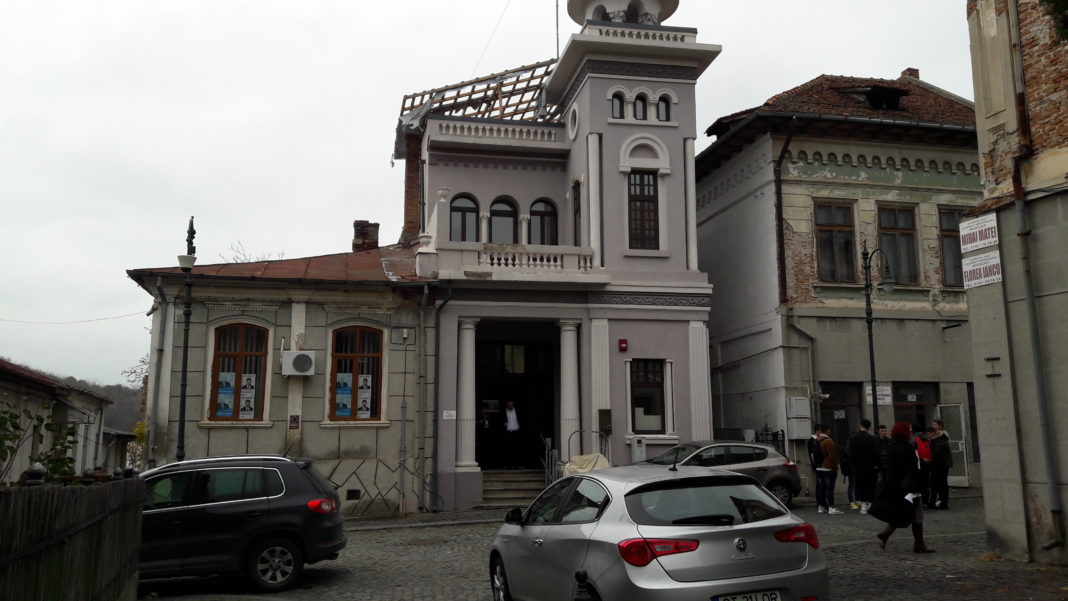 Primăria, în litigiu cu constructorul la trei ani de la restaurarea unei clădiri de patrimoniu din Slatina