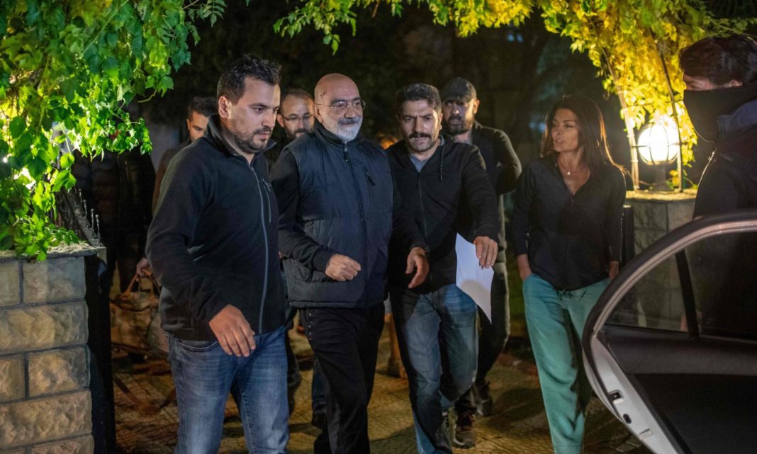 Poliţia turcă l-a arestat din nou pe ziaristul Ahmet Altan, la o săptămână după eliberare Poliţia turcă l-a arestat din nou pe ziaristul Ahmet Altan, la o săptămână după eliberare