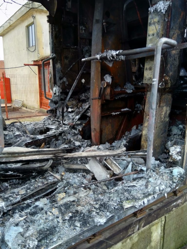 Două vagoane ale trenului IR 1825, distruse în incendiul de aseară