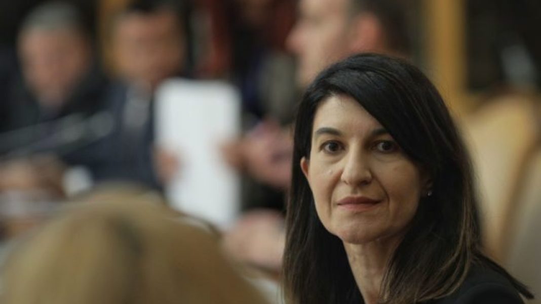 Violeta Alexandru prezintă listele cu angajații din Ministerul Muncii aflați în diverse consilii de administrație