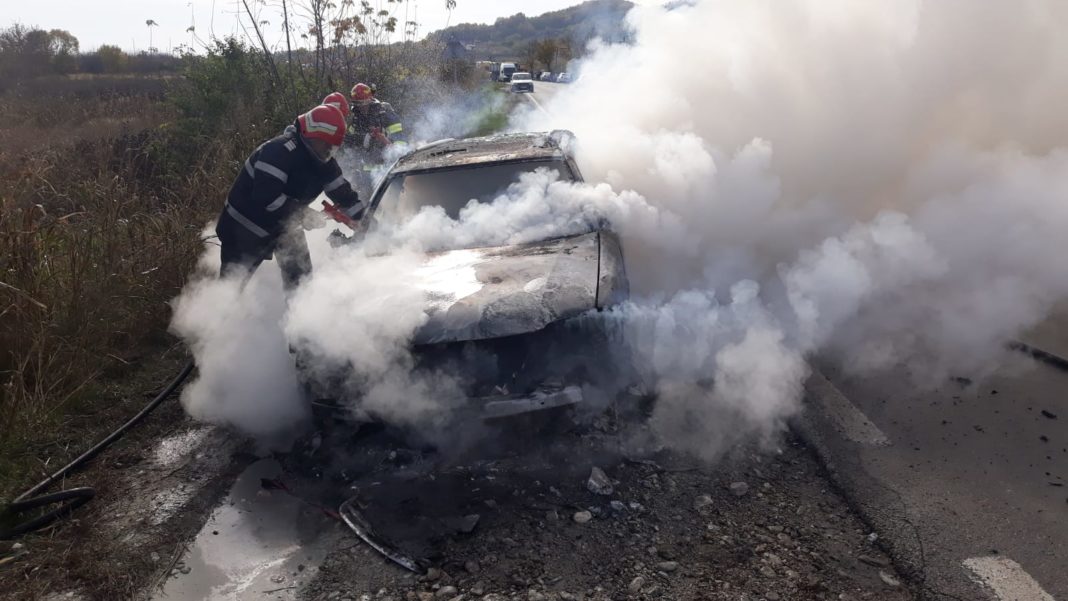 Trafic blocat, după ce o maşină a luat foc Trafic blocat, după ce o maşină a luat foc