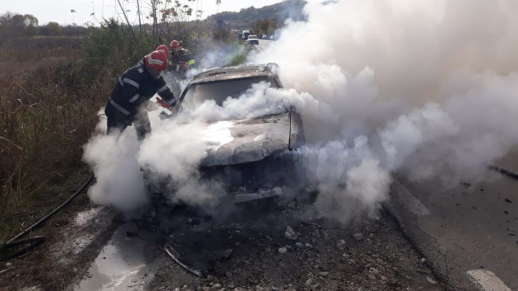 Trafic blocat, după ce o maşină a luat foc