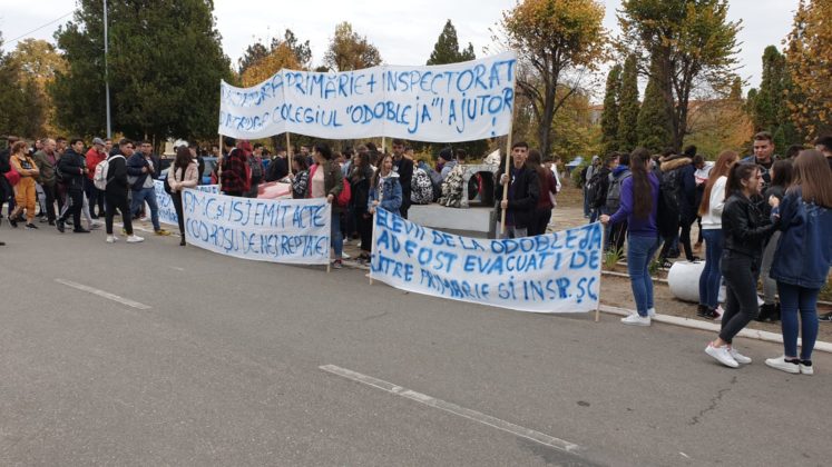 Protestul elevilor de la Liceul Odobleja, continuă