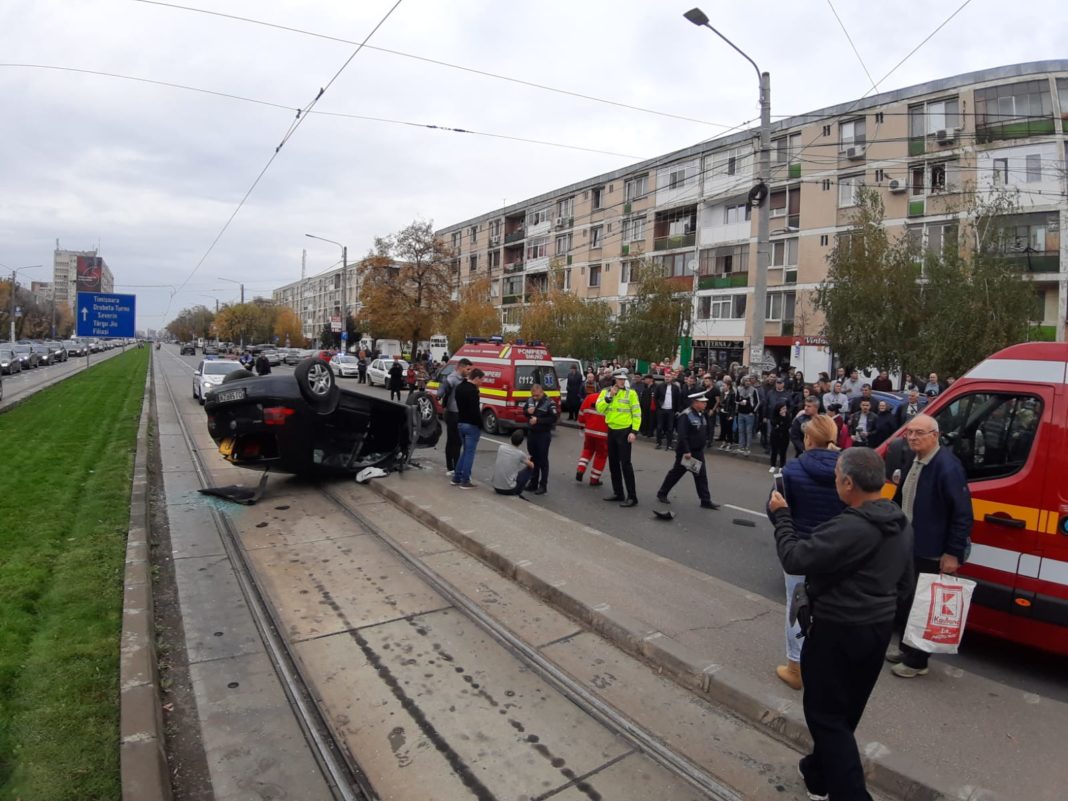 Trei persoane care aşteptau tramvaiul în staţie au fost rănite, ieri, de o maşină scăpată de sub control
