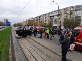 Trei persoane care aşteptau tramvaiul în staţie au fost rănite, ieri, de o maşină scăpată de sub control