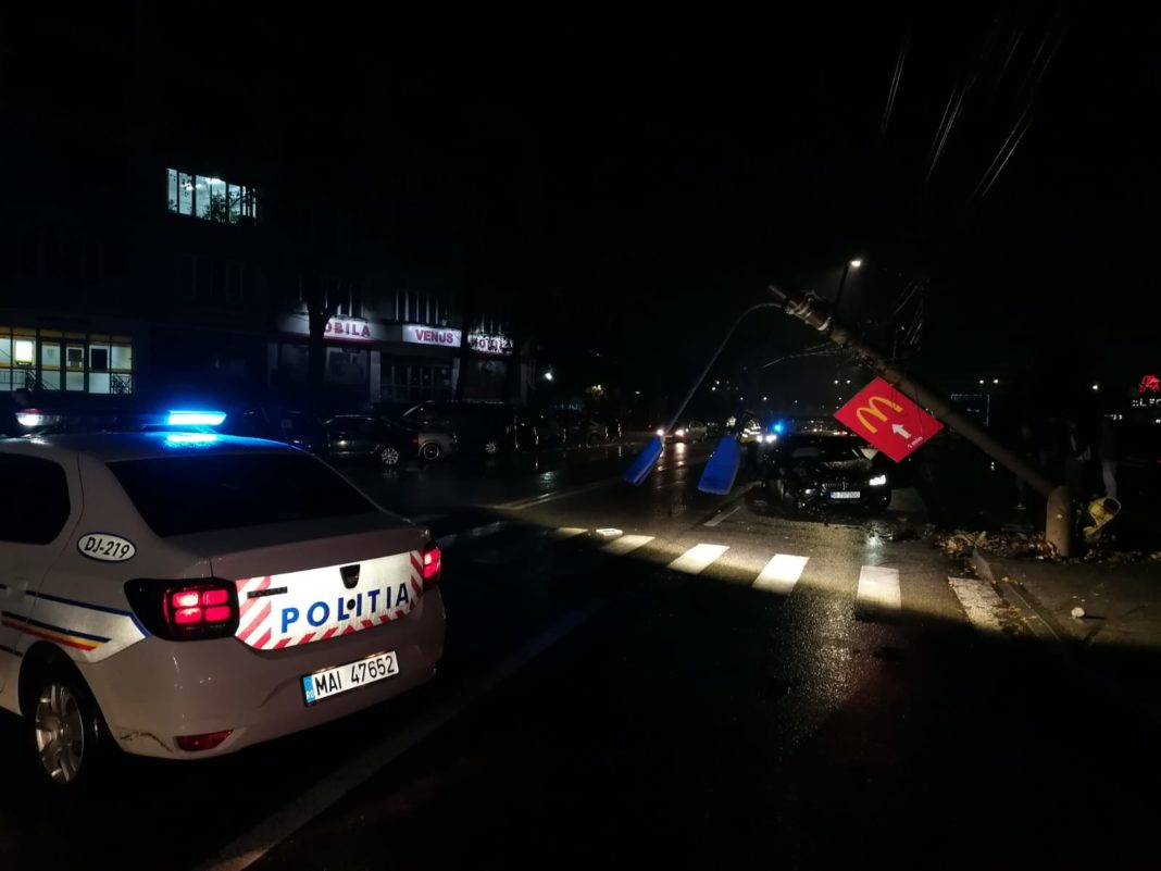 Craiova: A intrat cu BMW-ul în stâlp