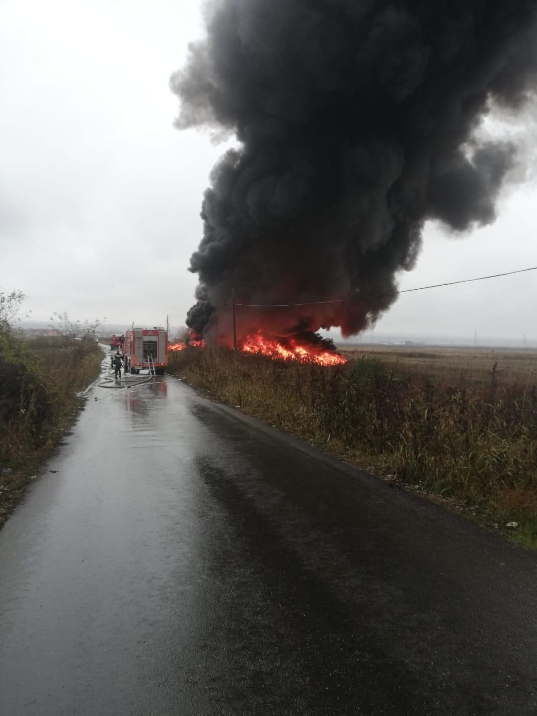 Incendiu puternic la un depozit de cauciucuri din Drăgășani