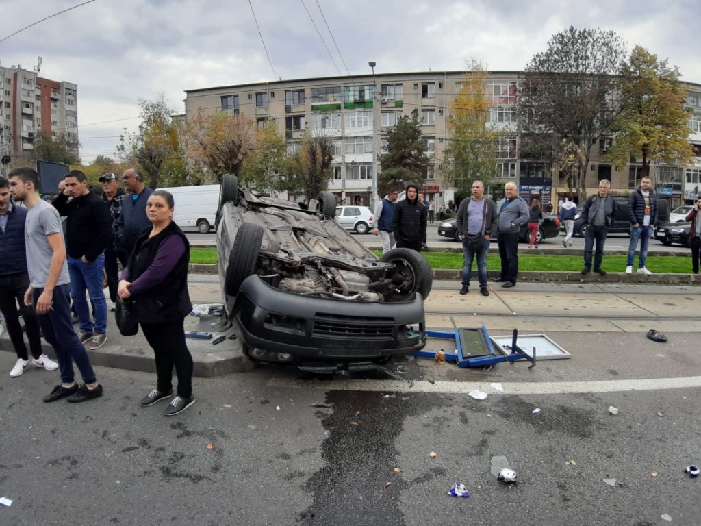 Răniţi de o maşină răsturnată în staţia de tramvai