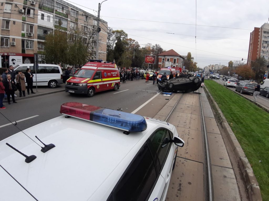 Răniţi de o maşină răsturnată în staţia de tramvai