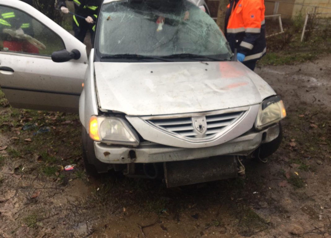 Olt: A intrat cu mașina în doi copaci