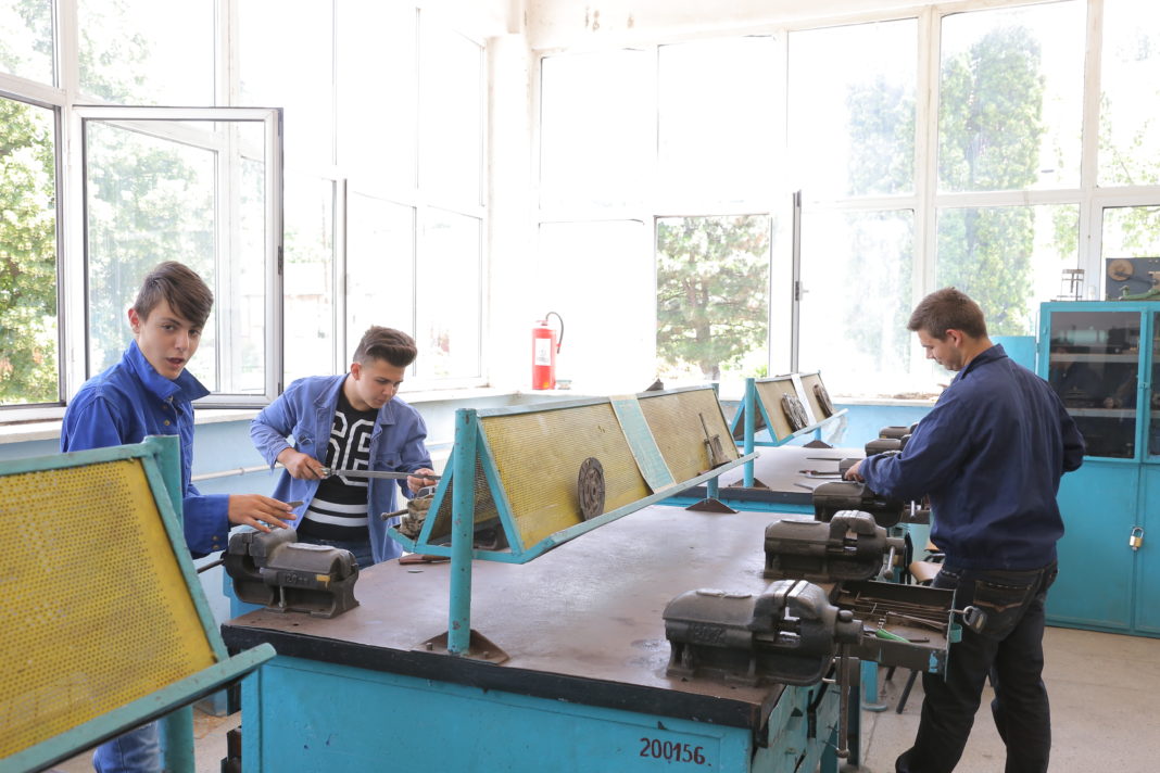 Şcolile profesionale primesc cereri de înfiinţare a noi specializări