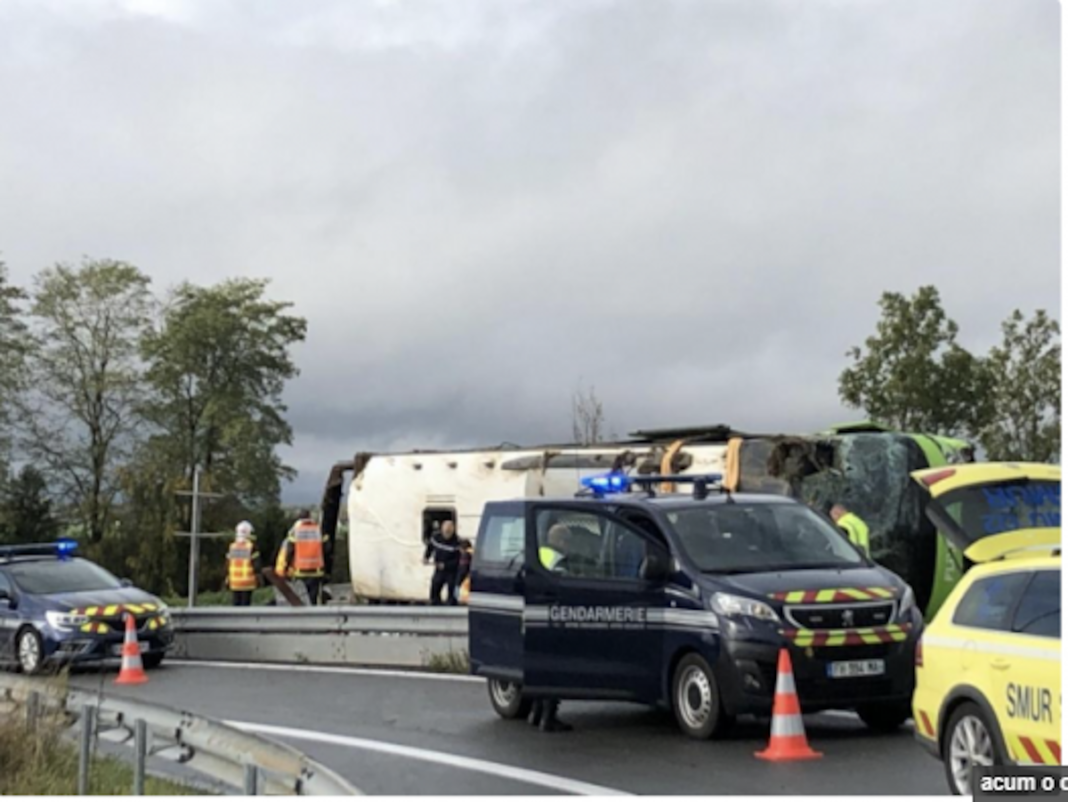 Autobuz răsturnat pe o autostradă din nord-estul Franței: cel puțin 33 de răniți, printre care și cetățeni români