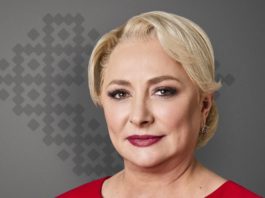 Viorica Dăncilă a primit, sâmbătă, o sabie de samurai din partea organizaţiei PSD Arad.