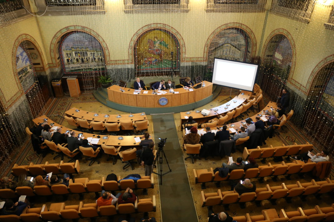 Taxele şi impozitele craiovenilor pentru anul 2020 au fost dezbătute la Primăria Craiova cu sala aproape goală