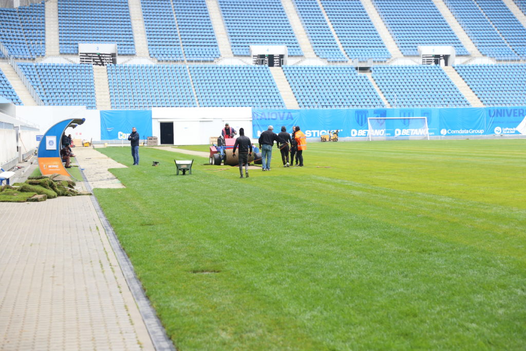 La stadionul „Ion Oblemenco“ au fost montate, ieri, ultimele fâşii de gazon hibrid