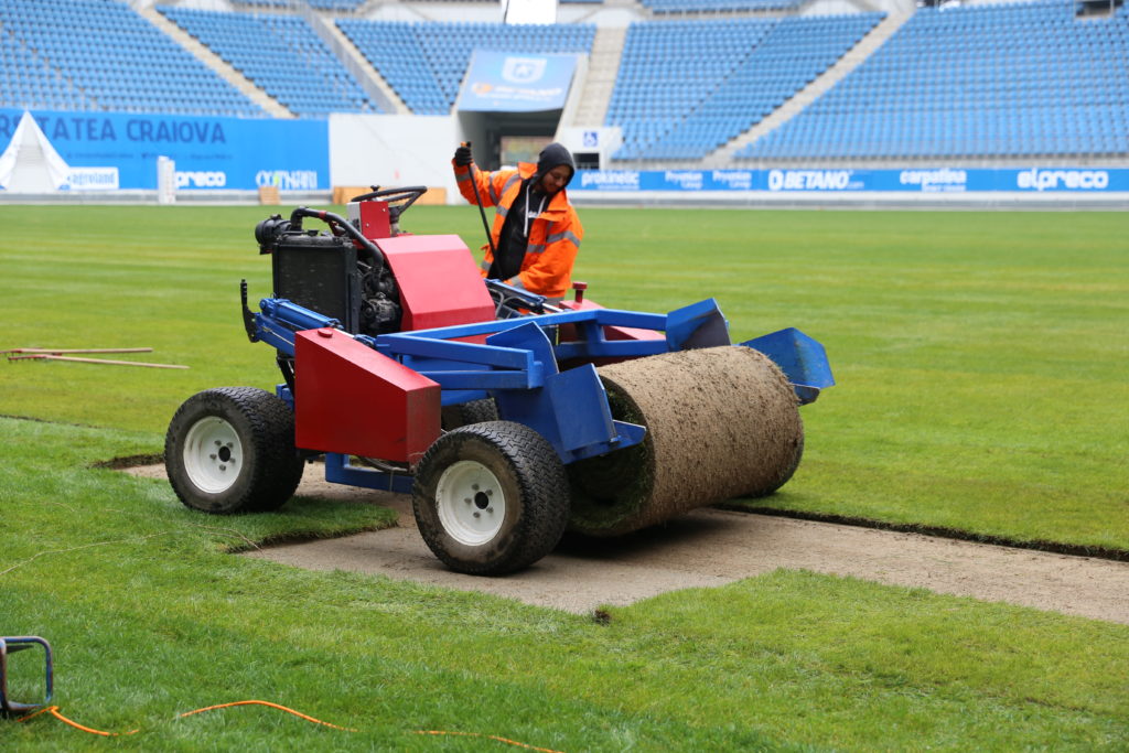 La stadionul „Ion Oblemenco“ au fost montate, ieri, ultimele fâşii de gazon hibrid