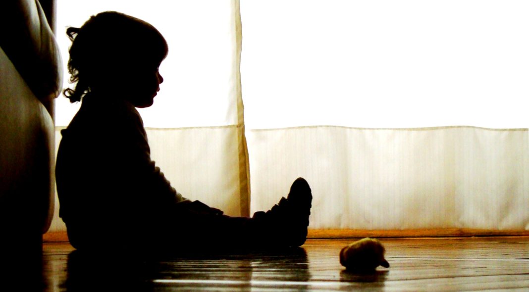 Gorj: Bărbatul acuzat că și-ar fi bătut copilul de 2 ani, pus în libertate