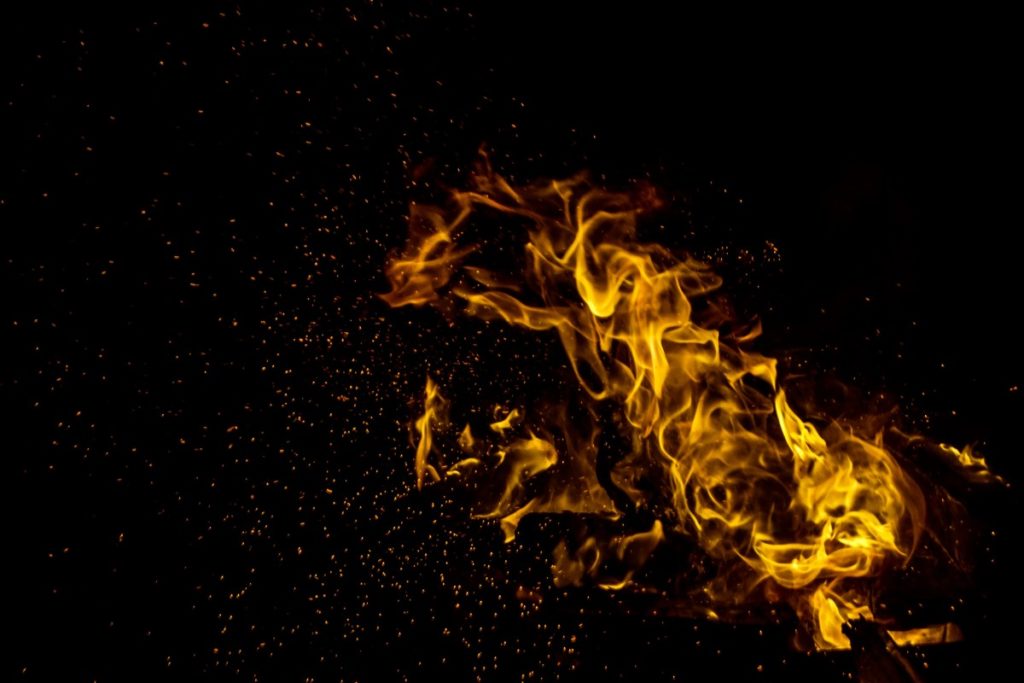 Un bărbat din Timiș și-a dat foc, în fața fiului și a nepotului său