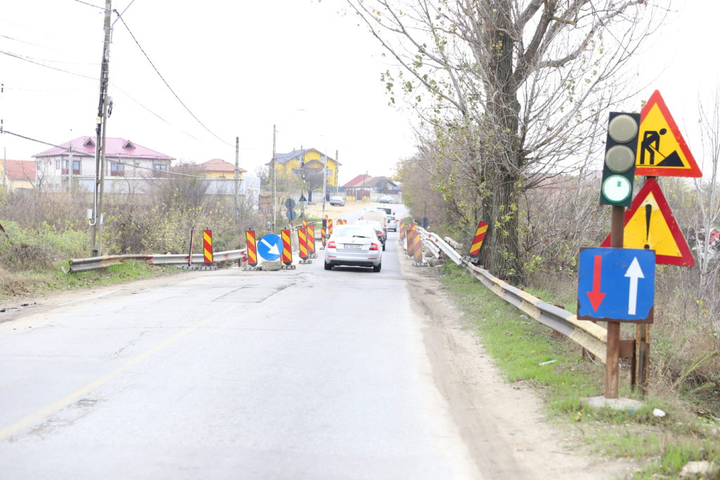 Pe podul de la Malu Mare, aflat la kilometrul 11 al drumului Craiova - Bechet, au fost impuse restricţii de tonaj