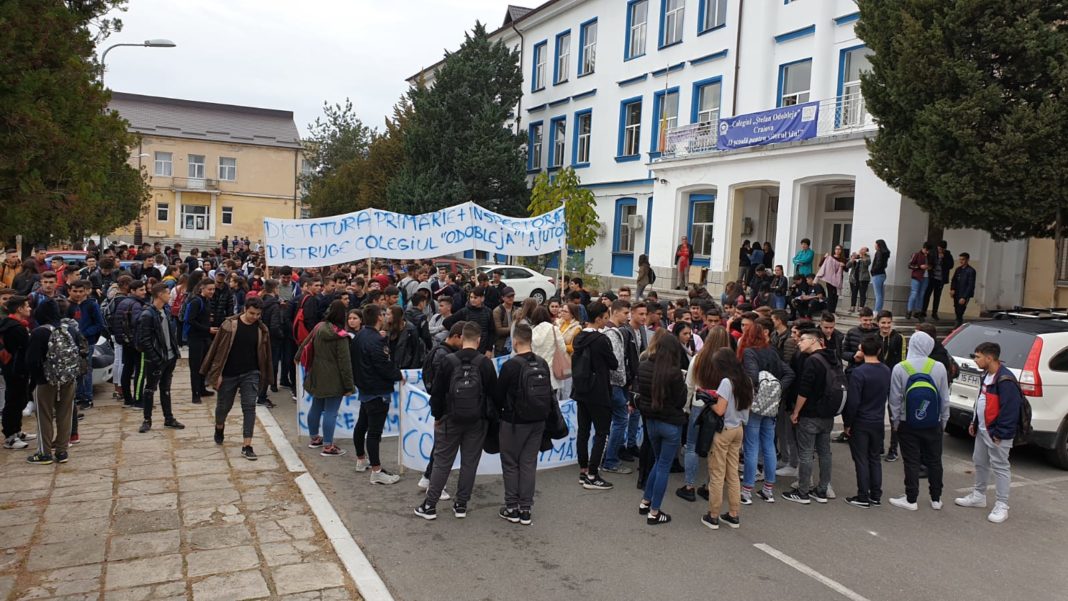 Sute de elevi au protestat joi în curtea Liceului „Ştefan Odobleja“ din Craiova