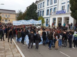 Sute de elevi au protestat joi în curtea Liceului „Ştefan Odobleja“ din Craiova