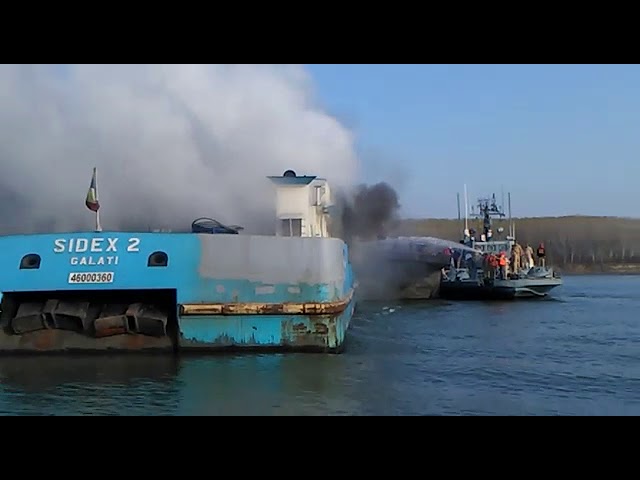 Incendiu pe Dunăre produs de o barjă încărcată cu bauxită