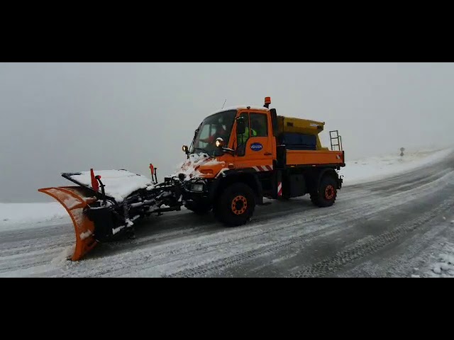 Patru utilaje de deszăpezire  intervin la Rânca