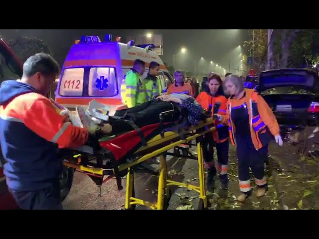 Grav accident azi noapte în Craiova. Doi tineri s-au proptit cu maşina într-un gard