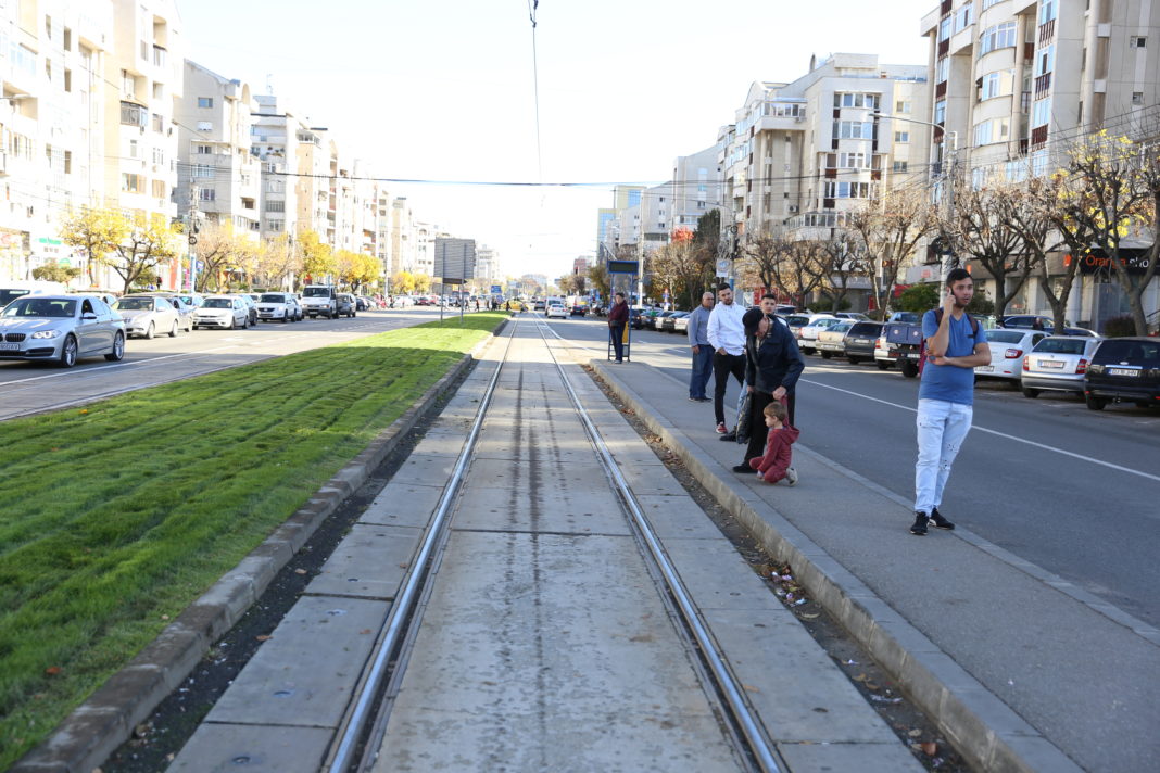 Staţie de tramvai unde va fi amenajat un astfel de adăpost pentru călători