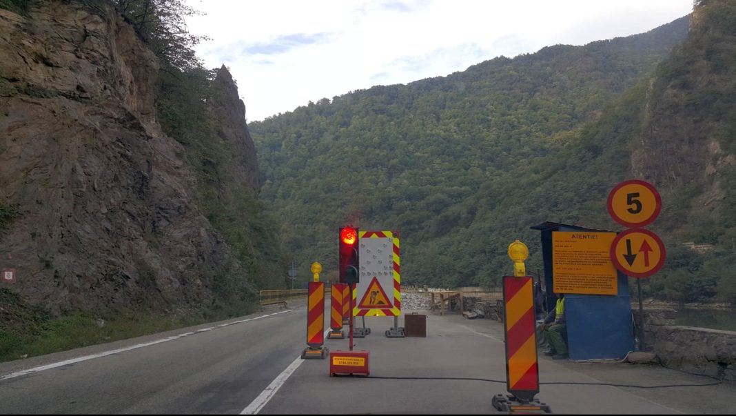 Traficul rutier este îngreunat pe DN 65 din cauza lucrărilor la partea carosabilă