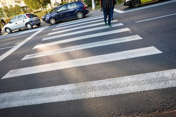 Femeie lovită pe trecerea de pietoni Femeie lovită pe trecerea de pietoni