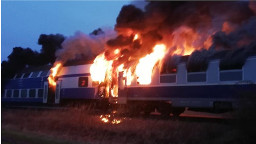 Foto: Digi24 - Un tren cu 100 de călători care se îndrepta spre Craiova a luat foc