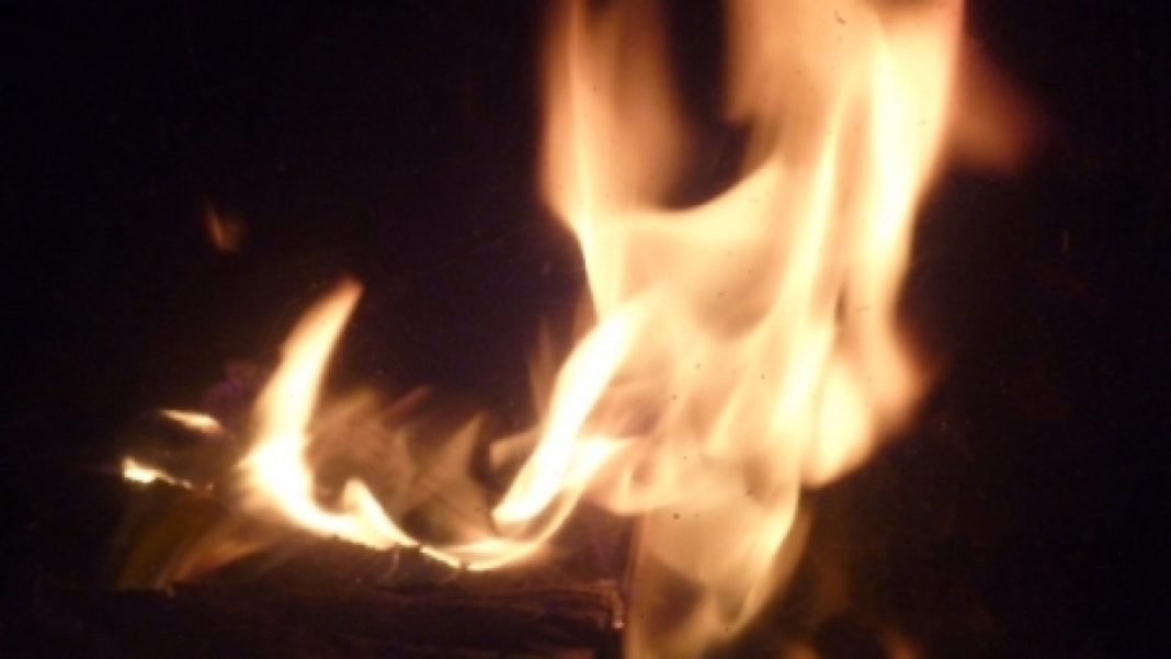 Piroman arestat după ce ar fi incendiat mai multe bunuri