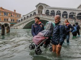 Foto omofon: Venetia, inundată de o maree istorică. Turiştii au fost evecuaţi