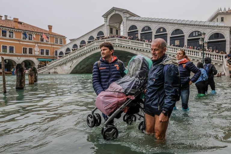 Foto omofon: Venetia, inundată de o maree istorică. Turiştii au fost evecuaţi