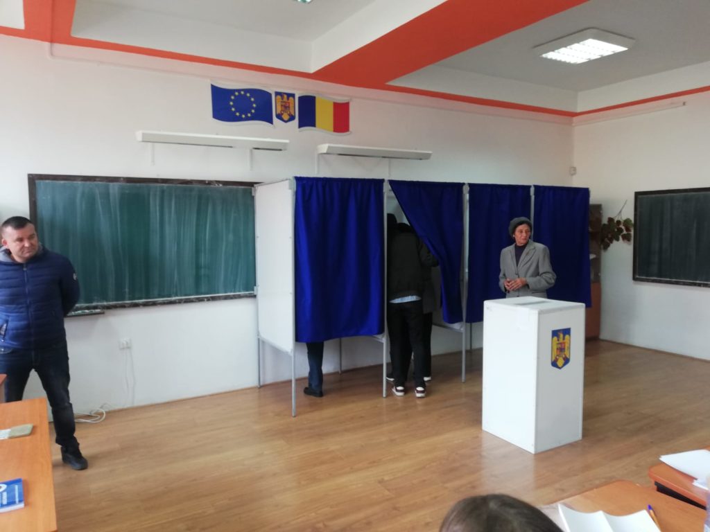 La Işalniţa, o alegătoare a cerut ajutorul pentru a vota, pe motiv că nu au pus becuri în cabină