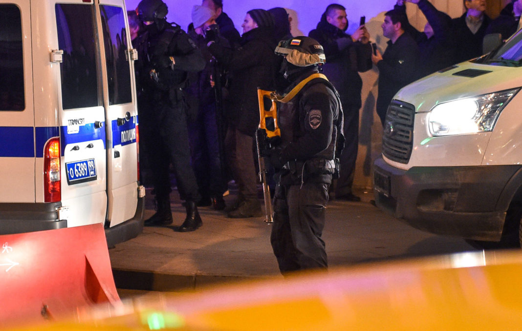 Ofițerii forțelor speciale ruse stau lângă sediul FSB (Photo by STR/AFP via Getty Images)