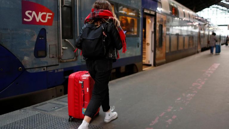 Continuă greva din transporturi în Franţa