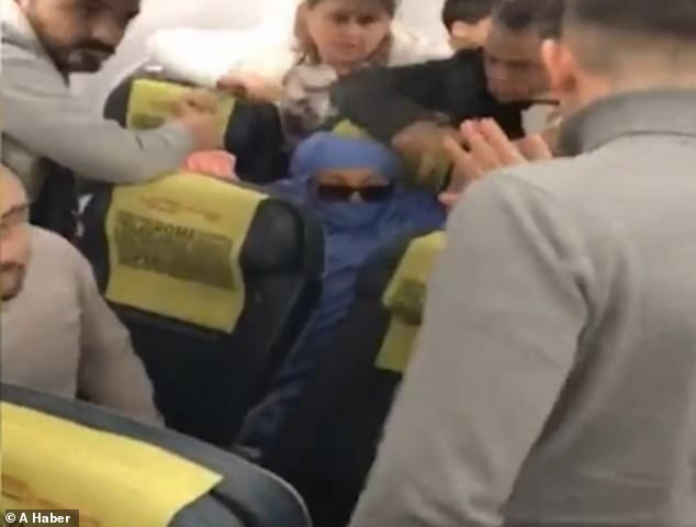 O femeie a amenințat că aruncă avionul în aer