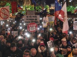 50.000 de manifestanţi au cerut demisia premierului Andrej Babis