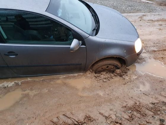 S-a surpat pământul sub o maşină pe strada Tudor Arghezi