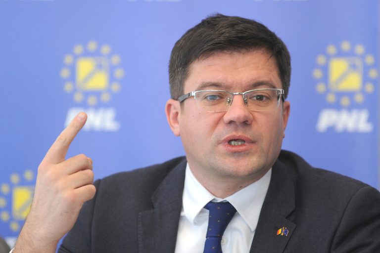 M-am săturat să primesc mesaje din care aflu că vă mâncaţi unul pe altul