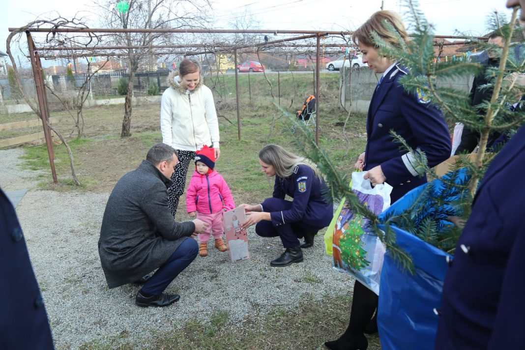 O tânără mamă, ajutată de poliţiştii gorjeni