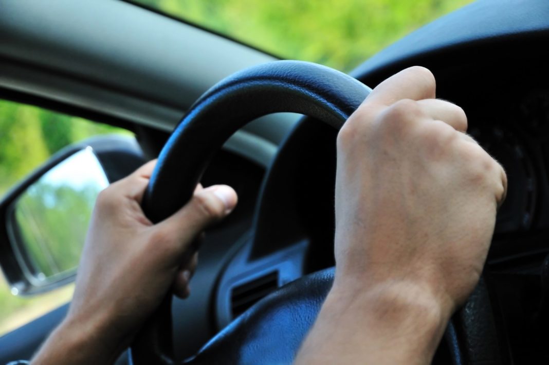 Tânăr de 19 ani, reținut pentru că a pus un minor să-i conducă mașina Tânăr de 19 ani, reținut pentru că a pus un minor să-i conducă mașina
