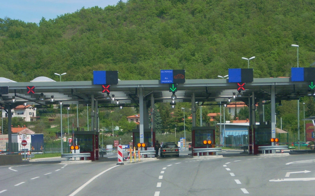 Aproape 900.000 de persoane au intrat în ţară în perioada minivacanţei de Crăciun Aproape 900.000 de persoane au intrat în ţară în perioada minivacanţei de Crăciun