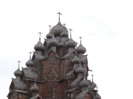Catedrala a fost construită din lemn
